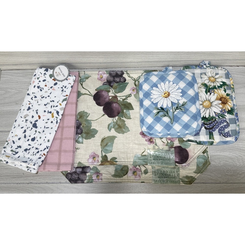 Assorted Kitchen Accessories (2 Placemats - 2 Dish Towel - 2 Pot Holders)